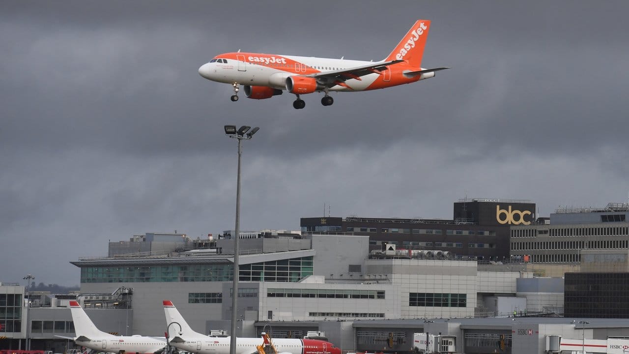 Ein Flugzeug vor der Landung auf dem Flughafen London-Gatwick.