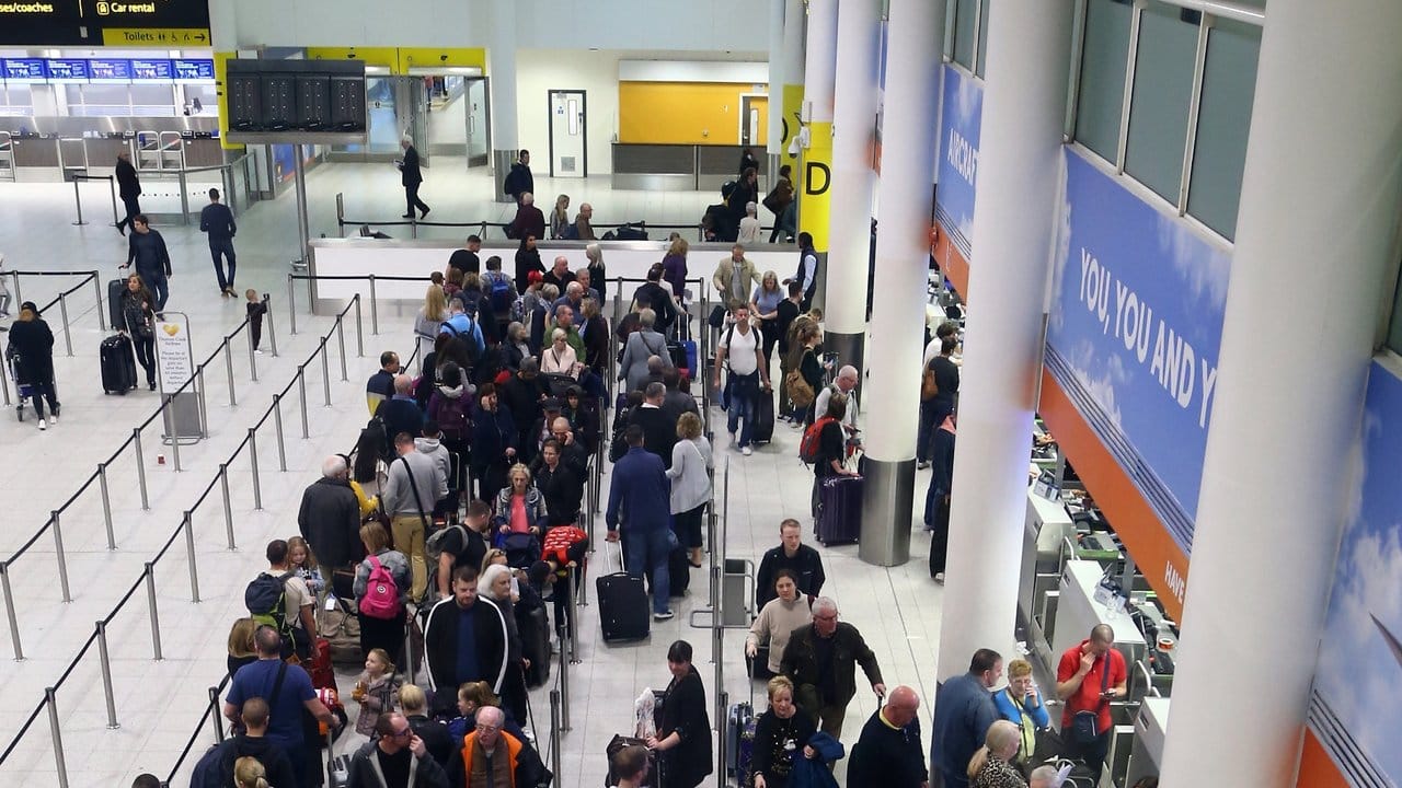 Passagiere am Flughafen Gatwick warten auf ihre Flüge.