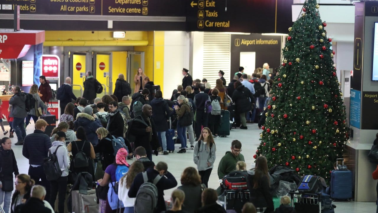 Passagiere am Flughafen Gatwick warten auf ihre Flüge nach den Verspätungen und Annullierungen, die durch Drohnensichtungen verursacht wurden.