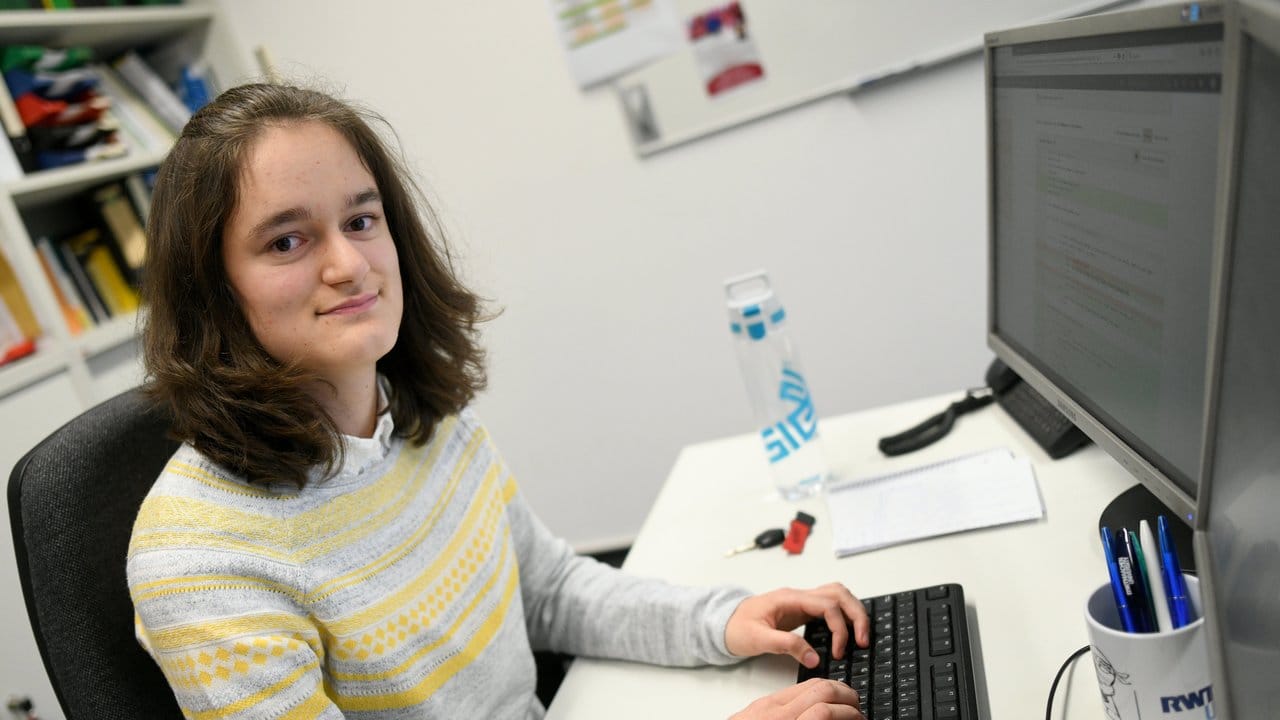 Nina Löseke entwickelt zum Beispiel Programme für einen "Supercomputer", mit dem umfangreiche Simulationen wie Wettervorhersagen gelöst werden können.