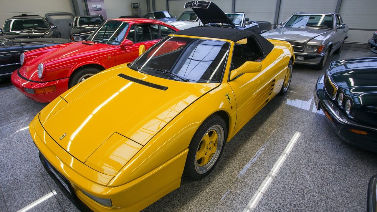 Mal nicht in Rot: Der Ferrari 348 kam 1989 zunächst als Coupé (tb) und Targa (ts) auf den Markt.