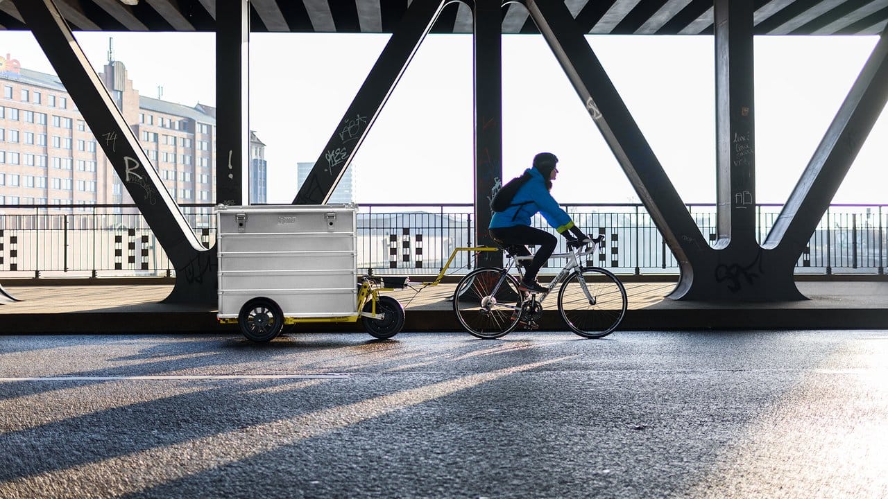 Gespann mit Unterstützung: Die Firma Nüwiel hat einen Anhänger mit Motor entwickelt.