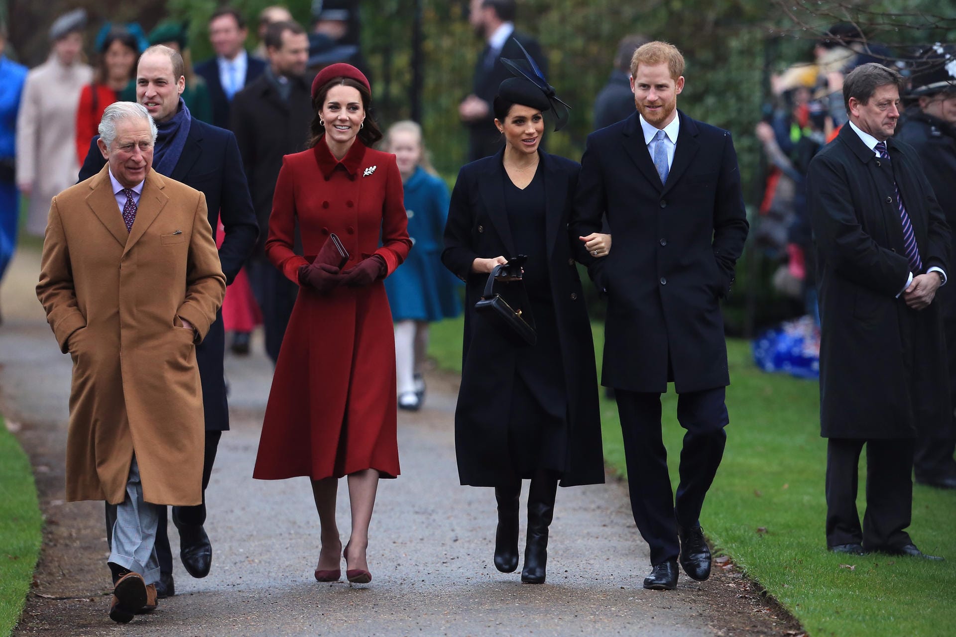 Prinz Charles mit seinen Söhnen und Schwiegertöchtern: Gut gelaunt geht es in die Kirche.