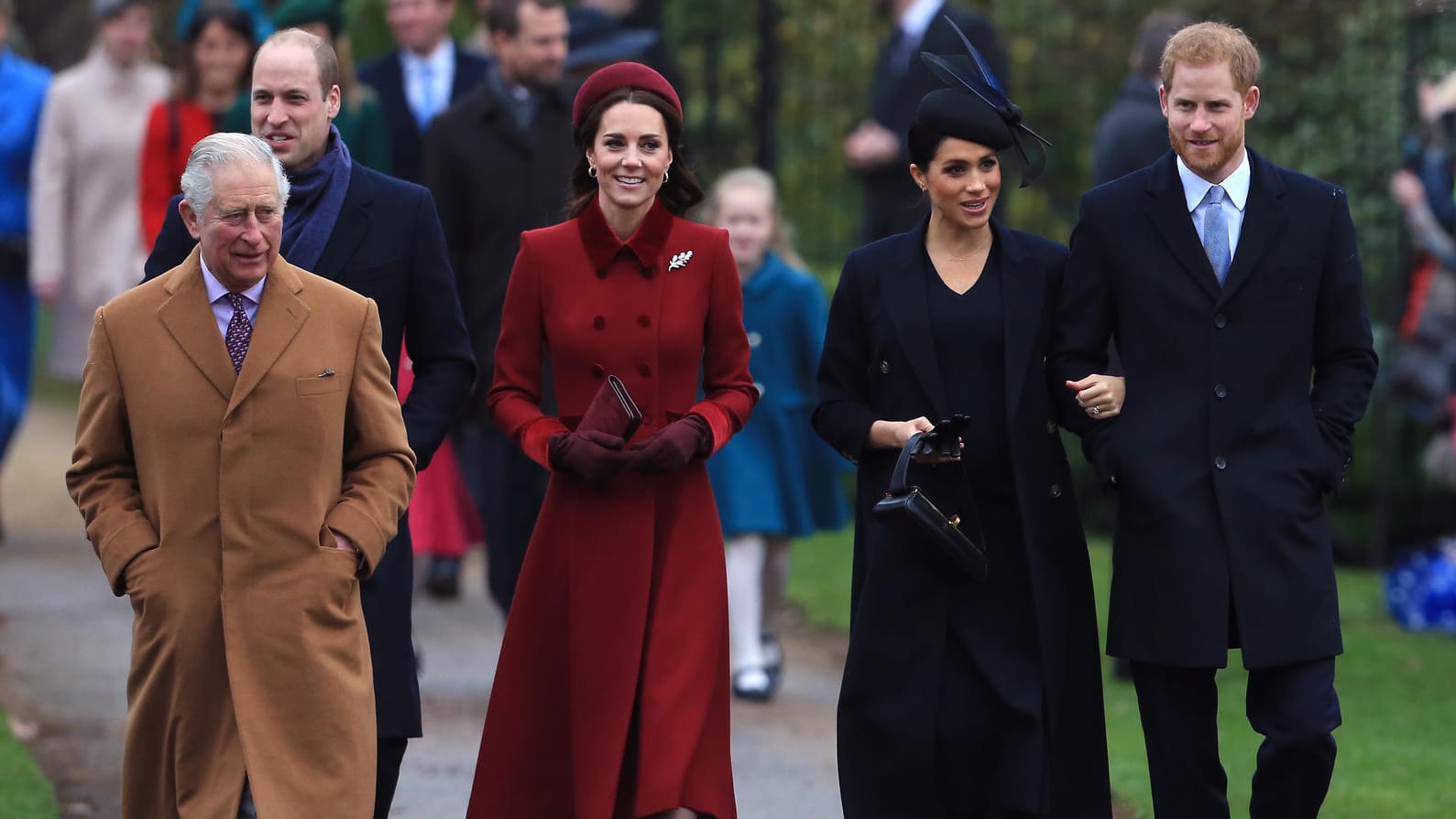 Prinz Charles mit seinen Söhnen und Schwiegertöchtern: Gut gelaunt geht es in die Kirche.