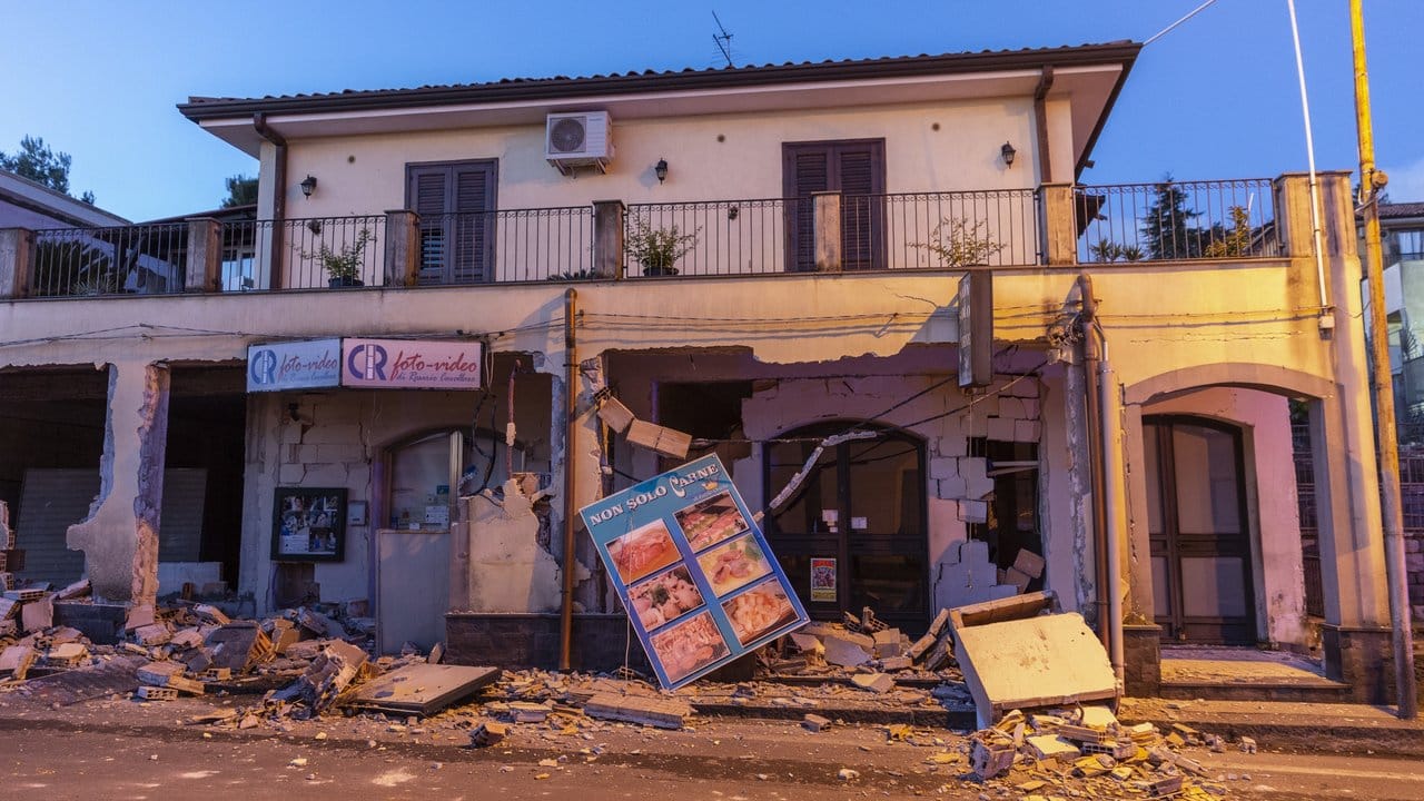 Trümmer vor einem stark beschädigten Haus im sizilianischen Ort Fleri.