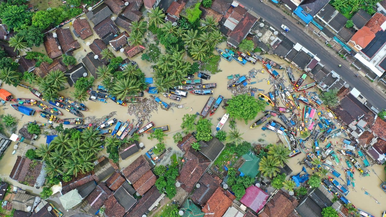 Mit welcher Wucht der Tsunami zuschlug, zeigt sich im Fischerdorf Teluk: Die Boote wurden ins Zentrum des Ortes gespült.