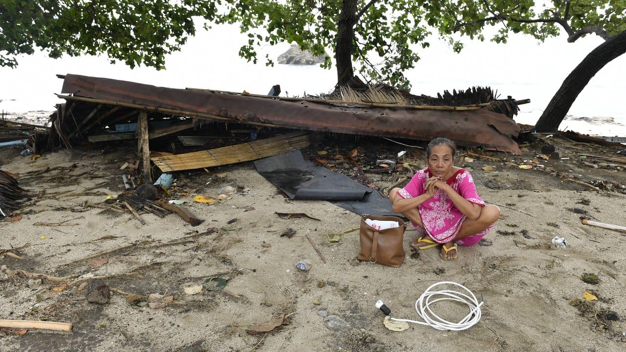 Zerstörte Existenz: Eine Frau sitzt bei den Trümmern ihres Kiosks in der Nähe des Strandes in Carita, nachdem ein Tsunami die Stadt getroffen hatte.