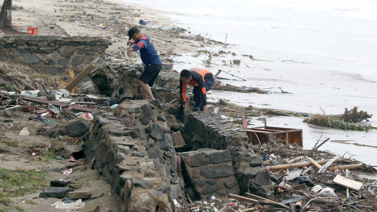 Rettungskräfte suchen am Strand von Carita nach Opfern des Tsunami.