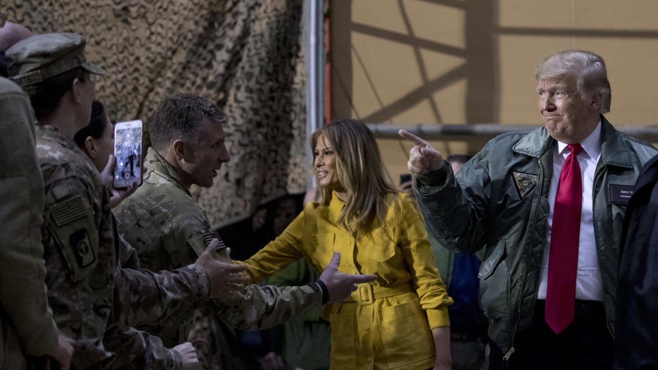 US-Donald Trump und die First Lady Melania begrüßen Mitglieder des Militärs auf der Al Asad Air Base.