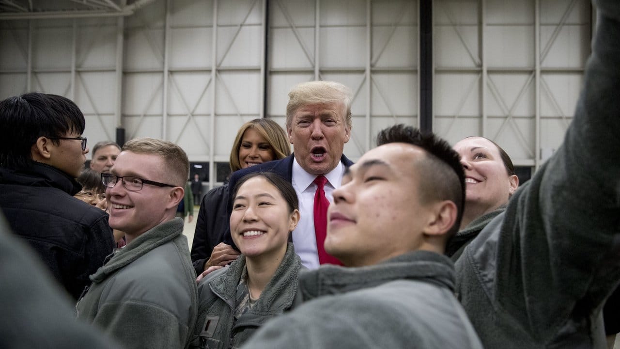 Donald Trump während eines Zwischenstopps auf dem Stützpunkt der US-Luftwaffe in Ramstein.