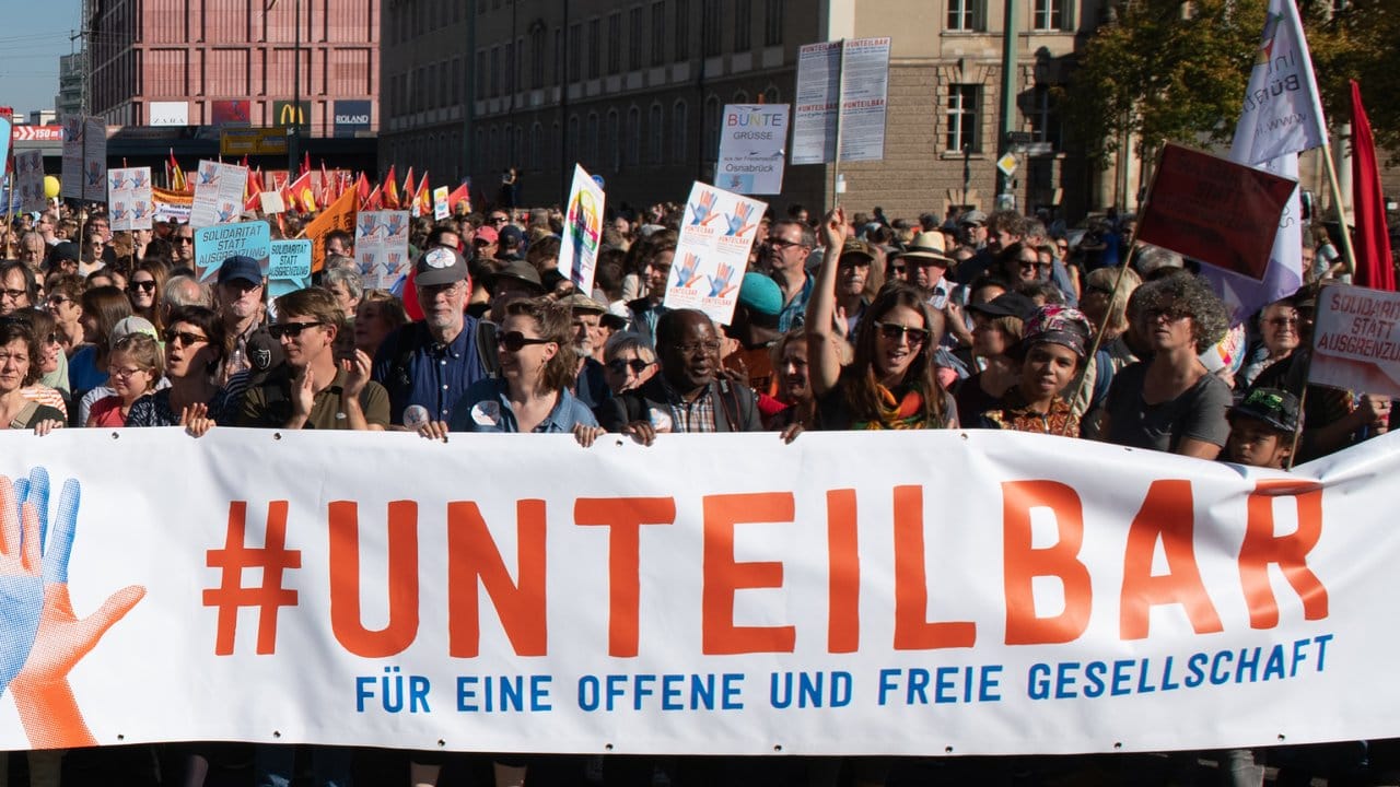 Demo in Berlin gegen Rassismus und Rechtspopulismus. Demo in Berlin gegen Rassismus und Rechtspopulismus.