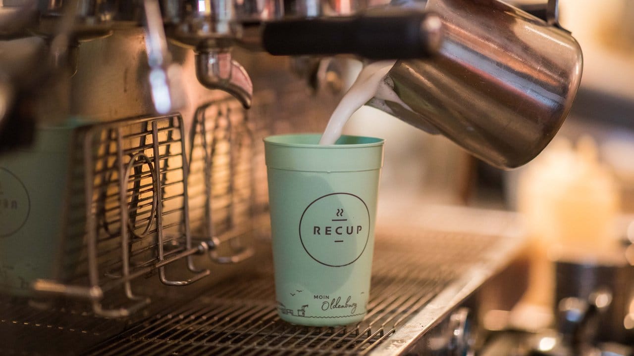 Ein Pfandbecher für den Kaffee zum Mitnehmen. Ein Pfandbecher für den Kaffee zum Mitnehmen.