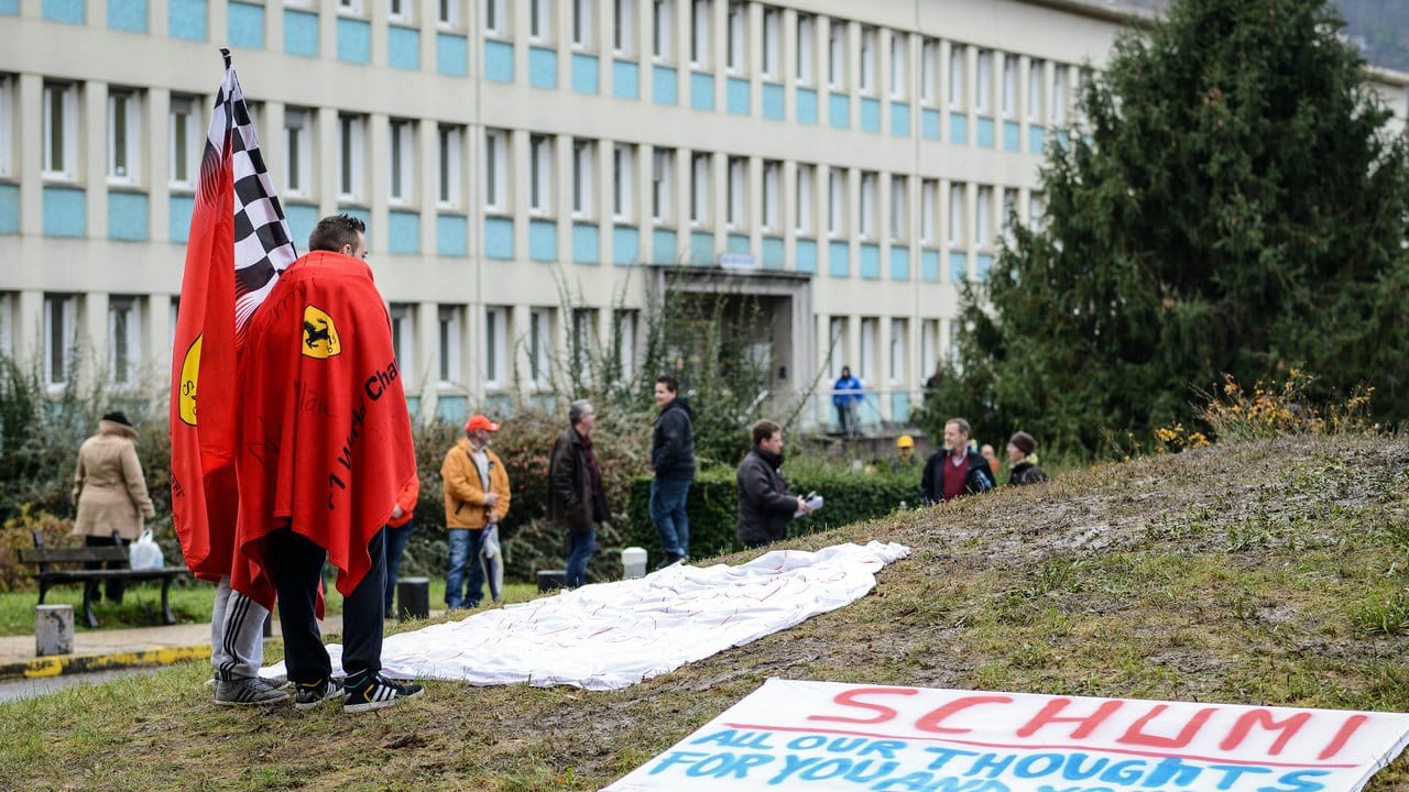 Formel-1-Fans im Januar 2014 vor dem Krankenhaus in Grenoble.