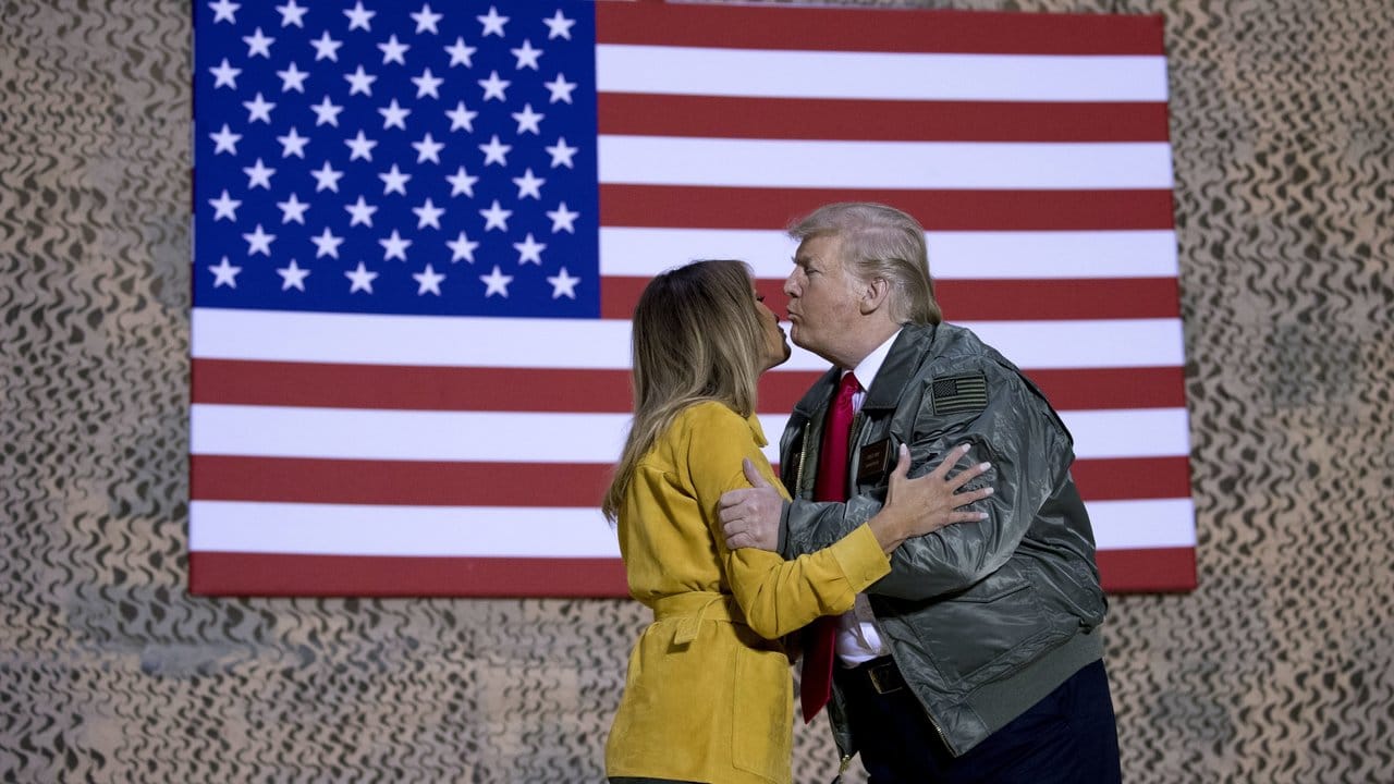 Das Ehepaar Trump gibt sich auf der Al Asad Air Base einen Kuss.
