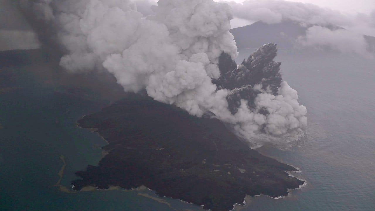 Blick auf den Krater des Vulkans Anak Krakatau in der Sunda-Meerenge.