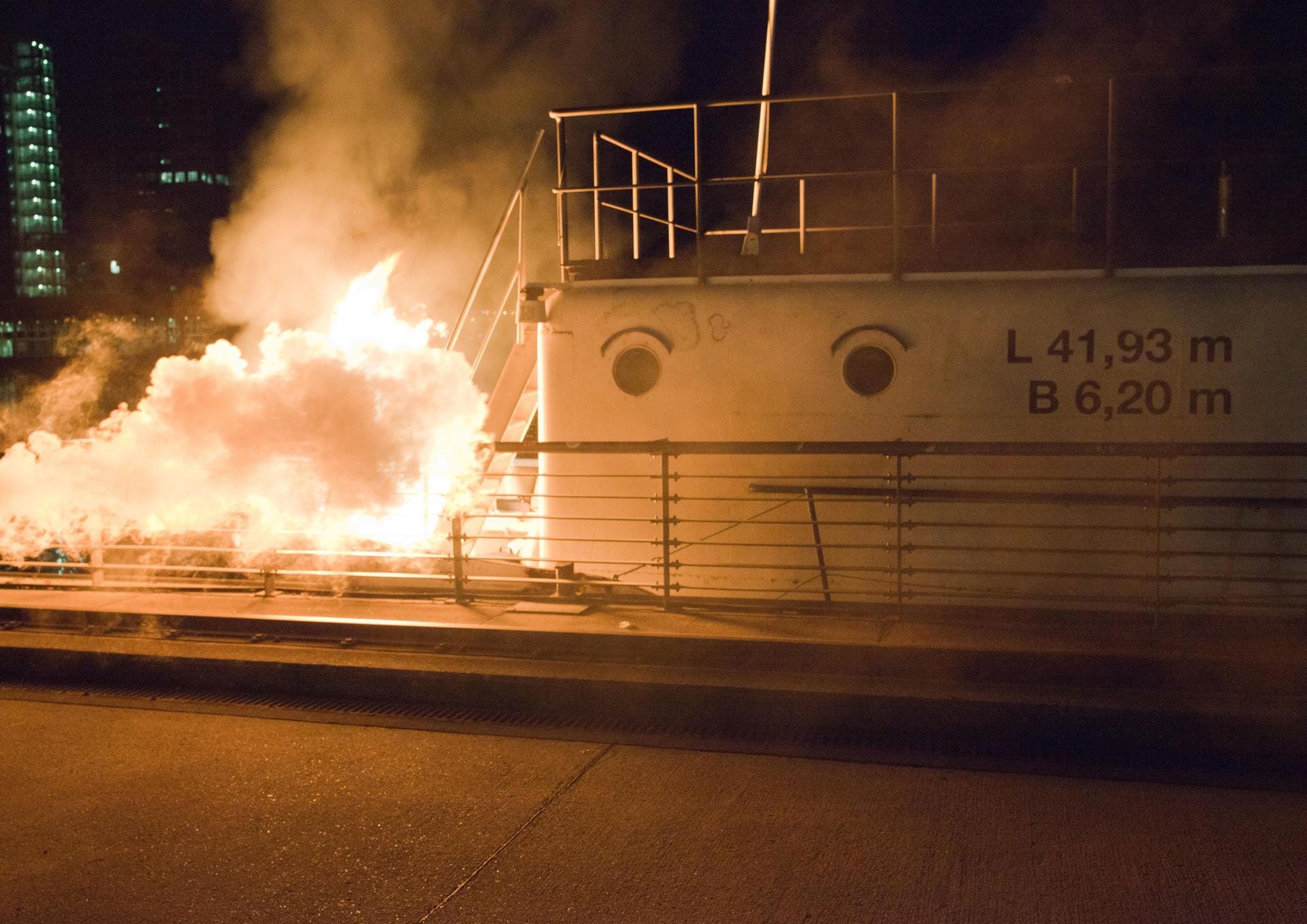 Hohe Flammen auf dem Hausboot.