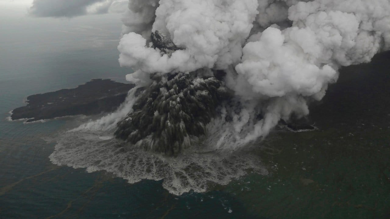Eine riesige Aschenwolke steht am Tag vor Heiligabend über dem Krater des Vulkans Anak Krakatau in der Sunda-Meerenge.
