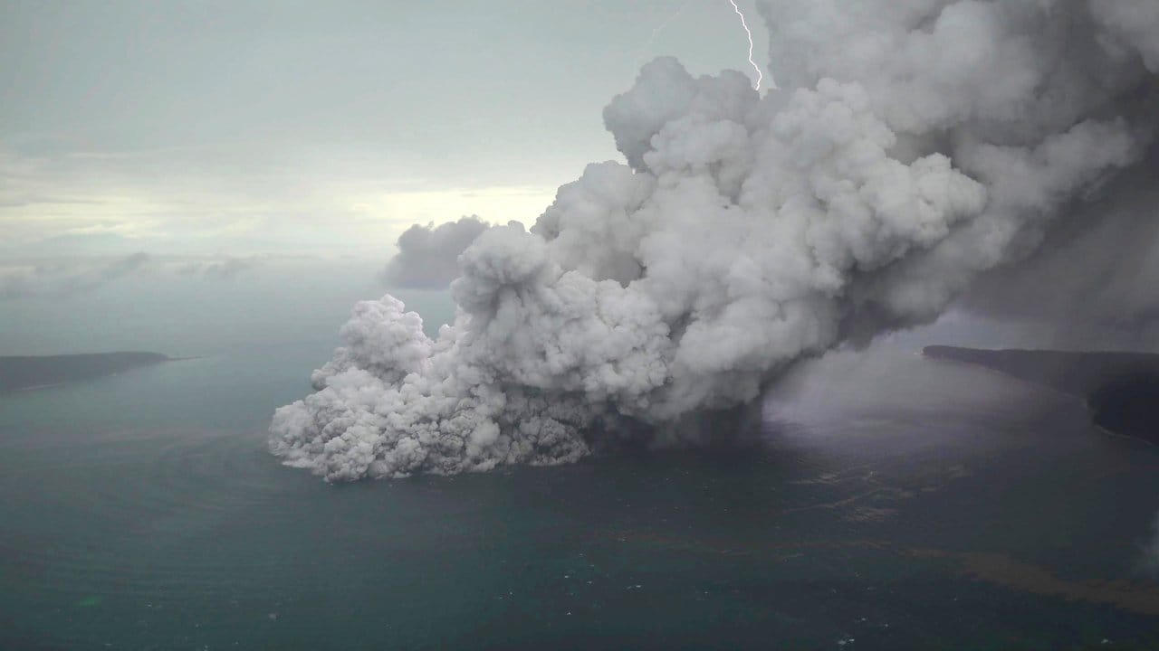 Luftaufnahme des ausbrechenden Vulkans Anak Krakatau in der Sunda-Meerenge.