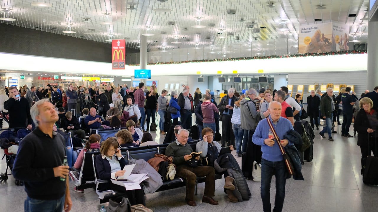 Reisende warten auf dem Hannoveraner Flughafen.