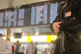 Ein Bundespolizist steht auf dem Flughafen Hannover.
