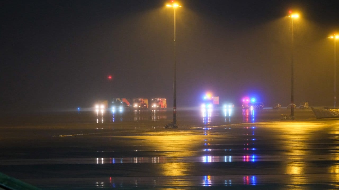 Blick auf das Rollfeld am Flughafen: Rettungskräfte stehen bereit.