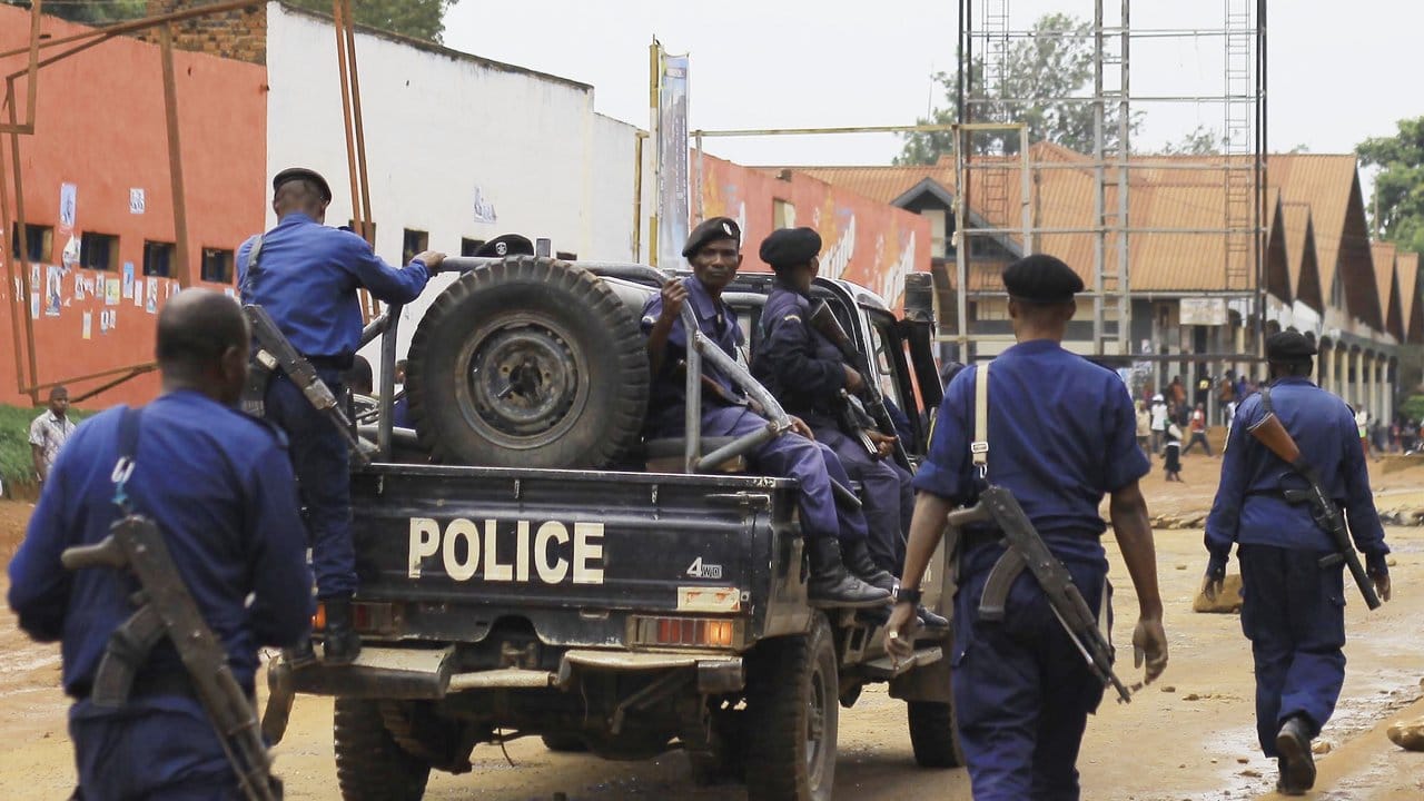 Polizisten patrouillieren auf einer Straße in der Stadt Beni.