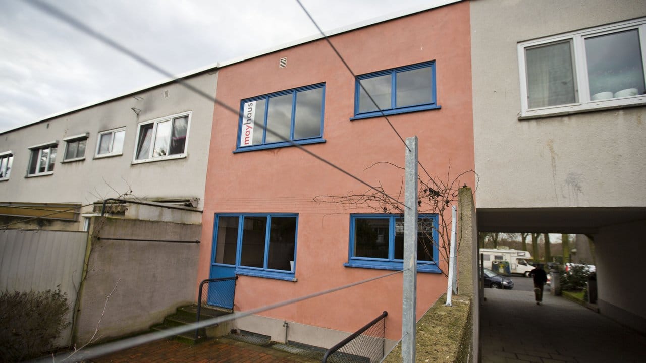 Das farblich abgesetzte, denkmalgerecht restaurierte Ernst-May-Haus in der Siedlung Römerstadt.