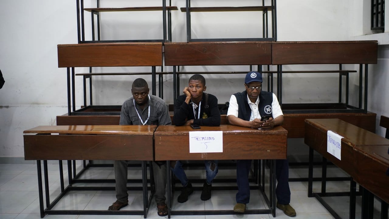 Wahlbeobachter sitzen in einem Wahllokal in Kinshasa.