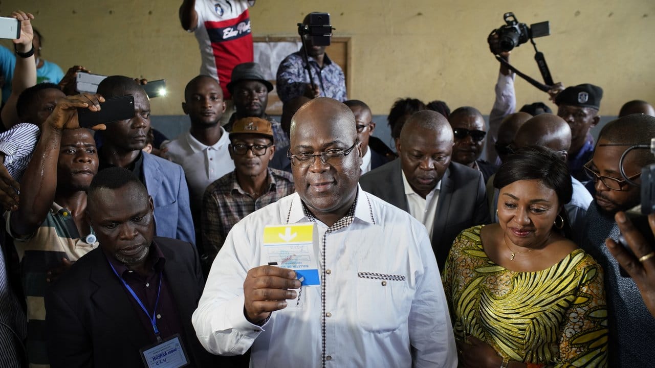 Dem Oppositionskandidaten Félix Tshisekedi werden zwar Chancen eingeräumt, doch weil sich die Regierungsgegner nicht auf einen gemeinsamen Bewerber einigen konnten, wird mit einem Sieg von Innenminister Shadary gerechnet.