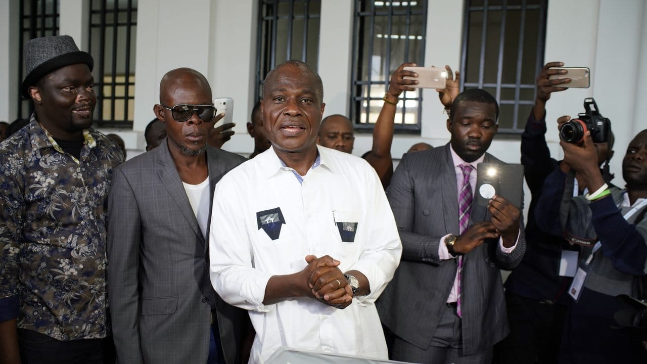 Der Oppositionskandidat Martin Fayulu (M) gibt in Kinshasa seine Stimme ab.