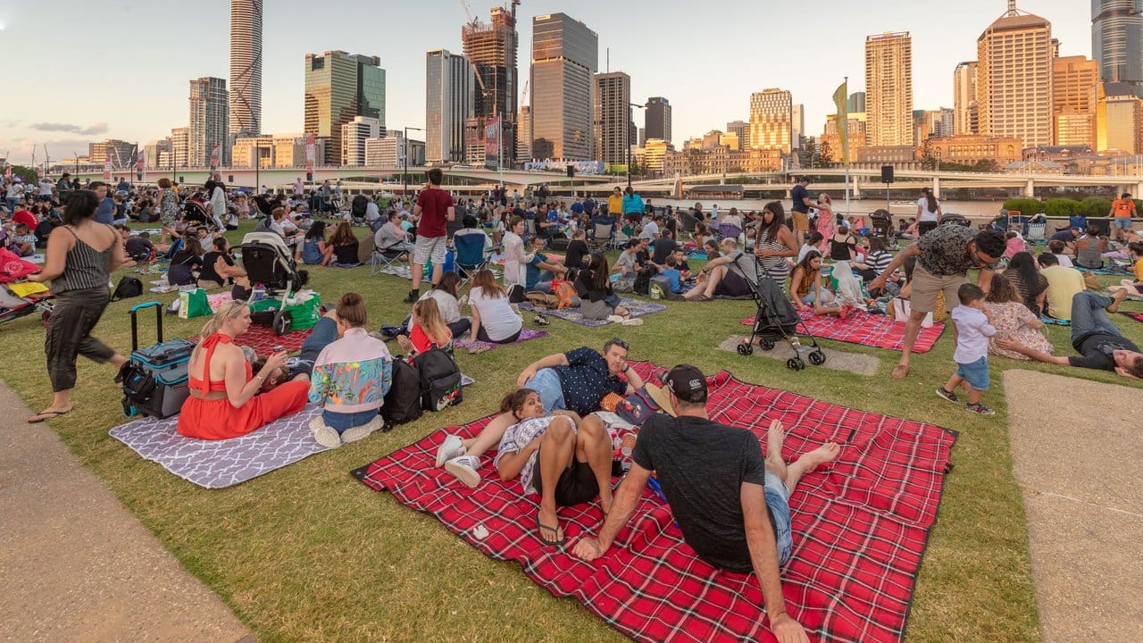 Entspannt warten die Menschen im australischen Brisbane auf das Silvesterfeuerwerk.