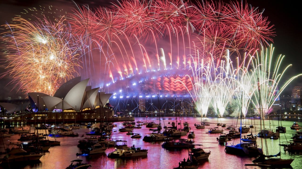 Mit einem extravaganten, zwölf Minuten andauernden Feuerwerk hat die australische Metropole Sydney das neue Jahr begrüßt.