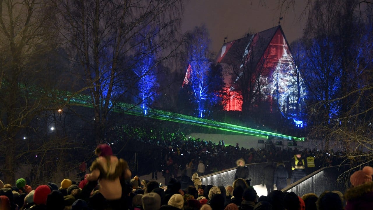 Espoo ist die erste Stadt in Finnland, die das traditionelle Feuerwerk durch eine Lasershow ersetzt.