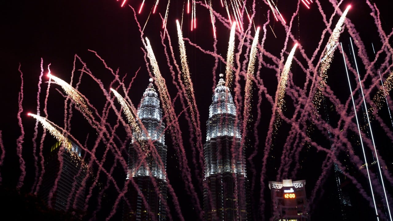 Feuerwerk illuminiert die Petronas Towers in Malaysia.