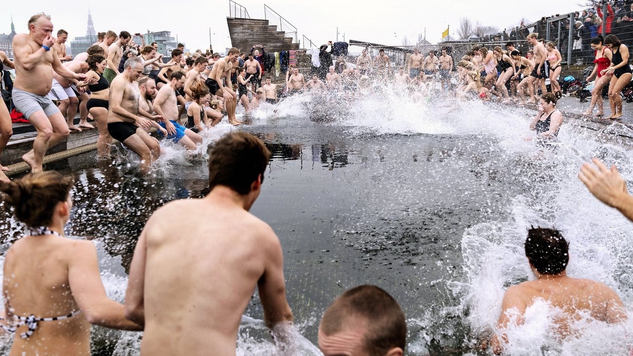 Ab ins Wasser: Neujahrsschwimmen im Hafen von Kopenhagen.