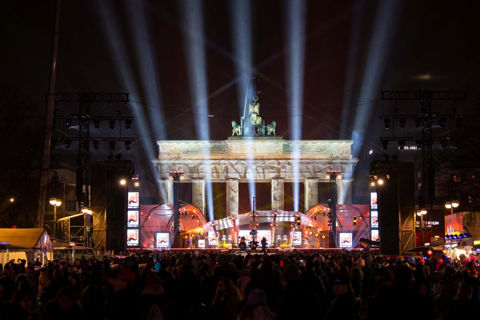 Am Brandenburger Tor in Berlin fand auch dieses Jahr die größte Silvesterparty Deutschlands mit Hunderttausenden Besuchern statt.
