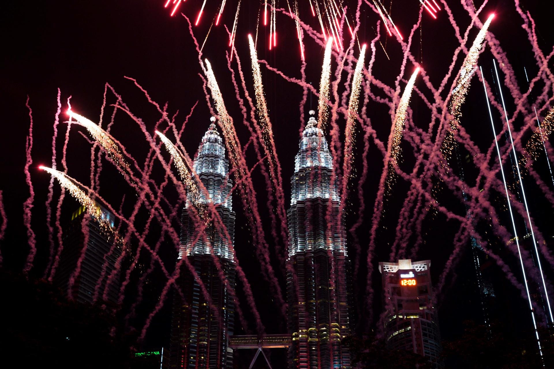 In Malaysia stiegen um 17 Uhr unserer Zeit die Raketen in den Himmel und begrüßten das neue Jahr, wie hier in Kuala Lumpur vor den Petronas Towers.