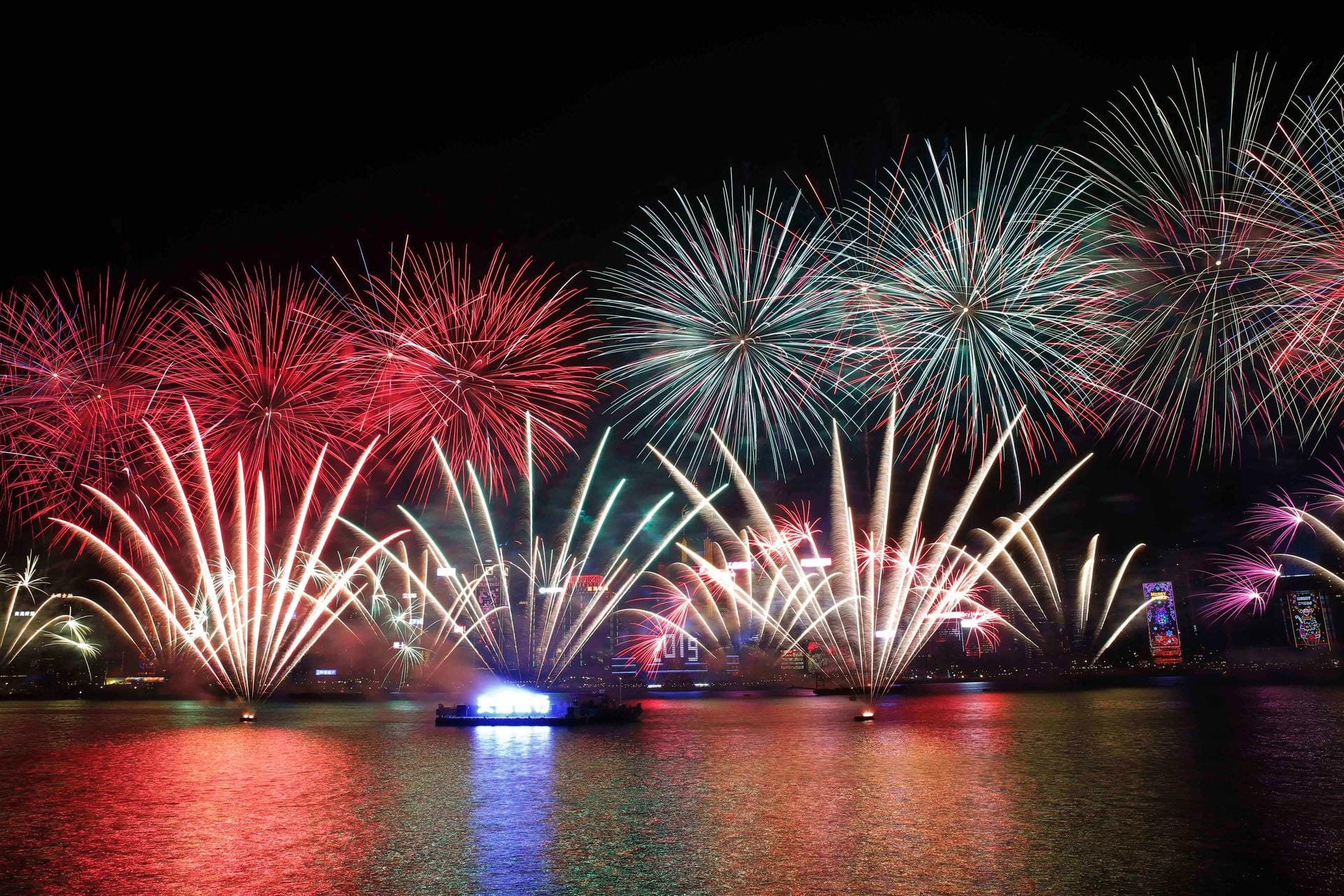 Feuerwerk zur Feier des neuen Jahres über dem Victoria-Hafen in Hongkong.