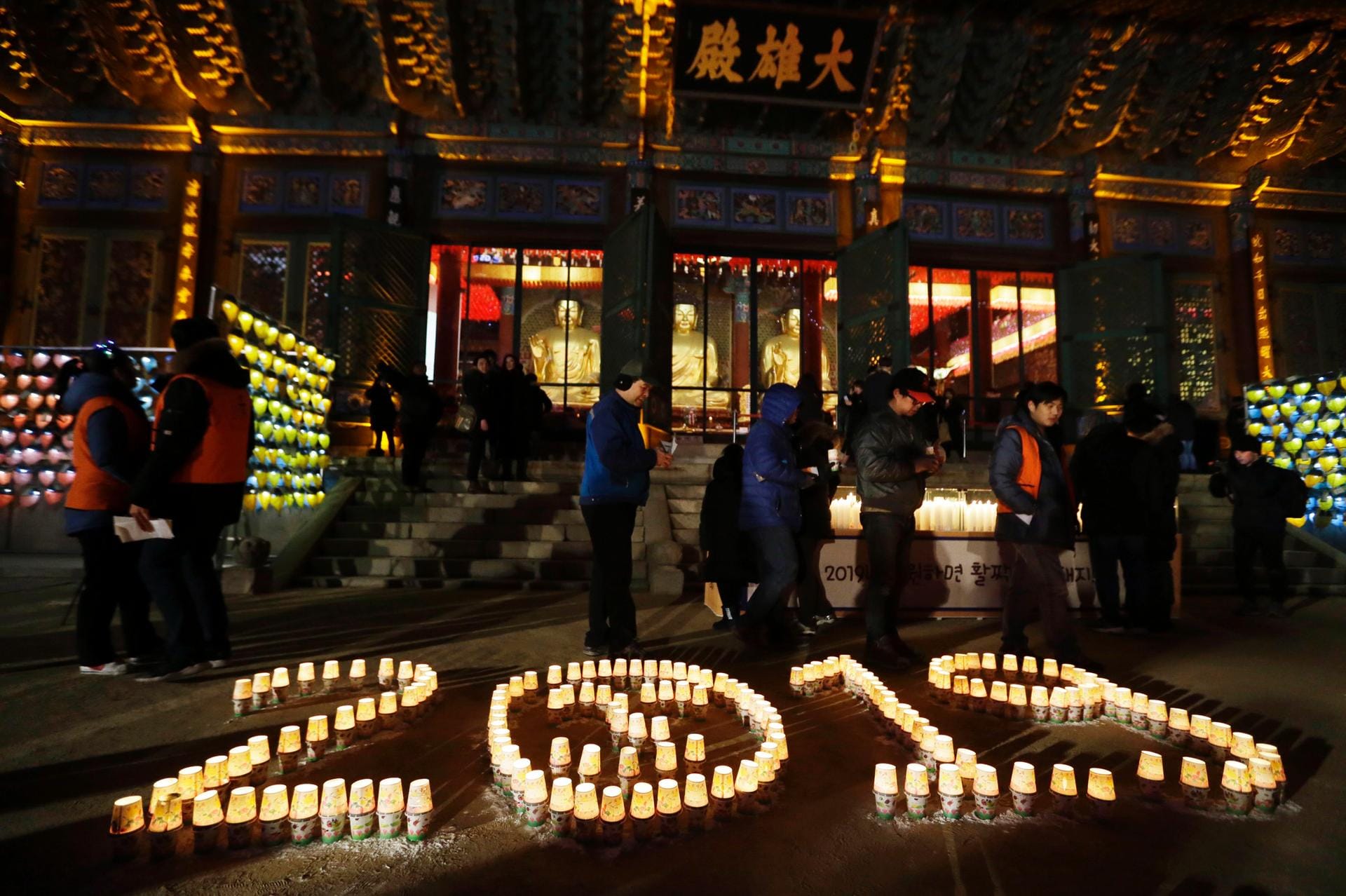 Seoul begrüßte das neue Jahr um 16 Uhr unserer Zeit mit Kerzen vor dem buddhistischen Jogyesa-Tempel.