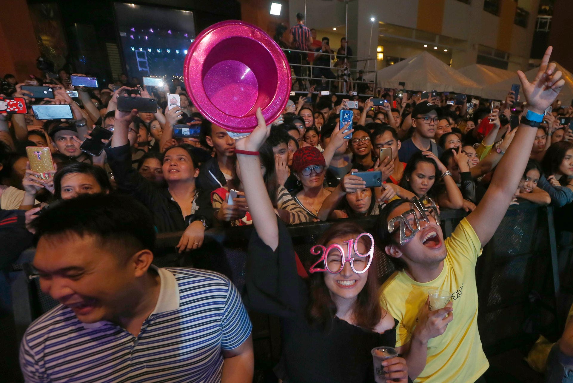 Die Menschen auf den Philippinen jubeln während eines Neujahrs-Countdowns in der Eastwood Shopping Mall.