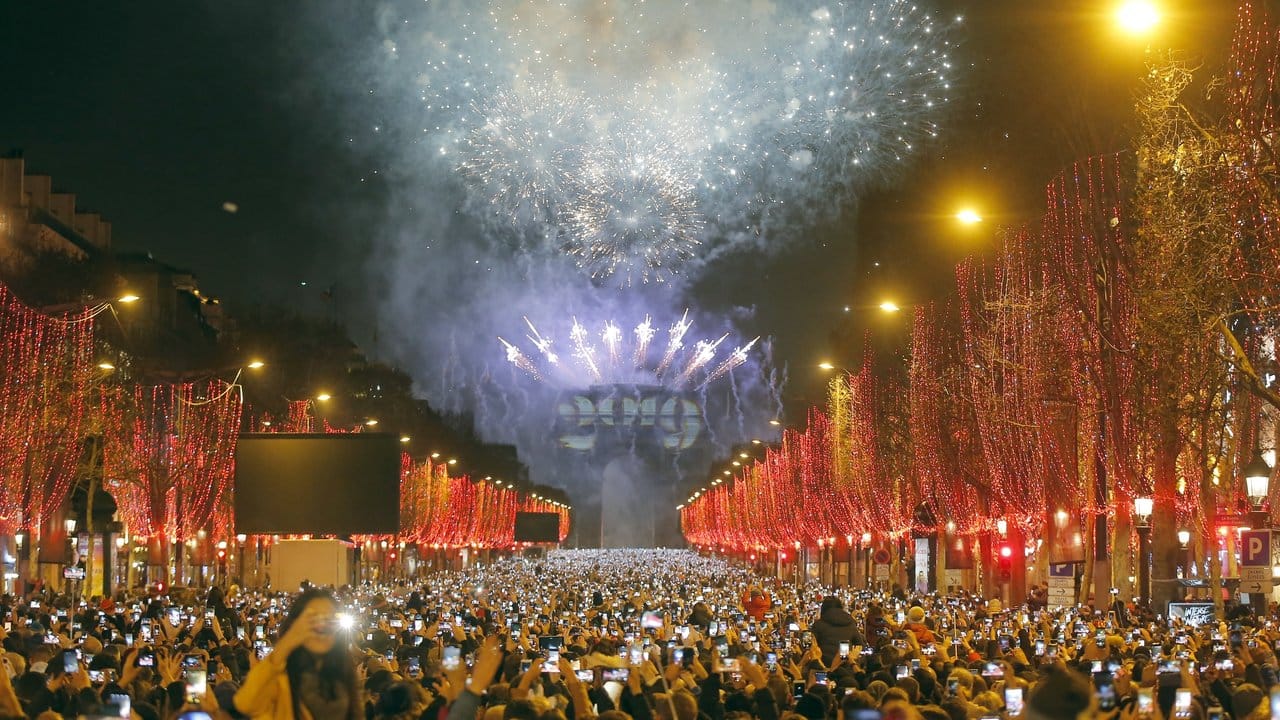 Mit Feuerwerk und einer spektakulären Lichtershow am Triumphbogen haben Tausende in Paris das neue Jahr begrüßt.