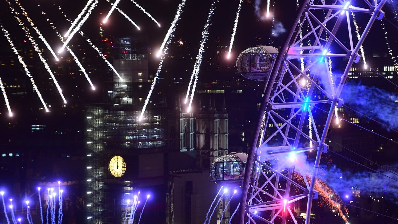 Feuerwerk am Riesenrad London Eye an der Themse.