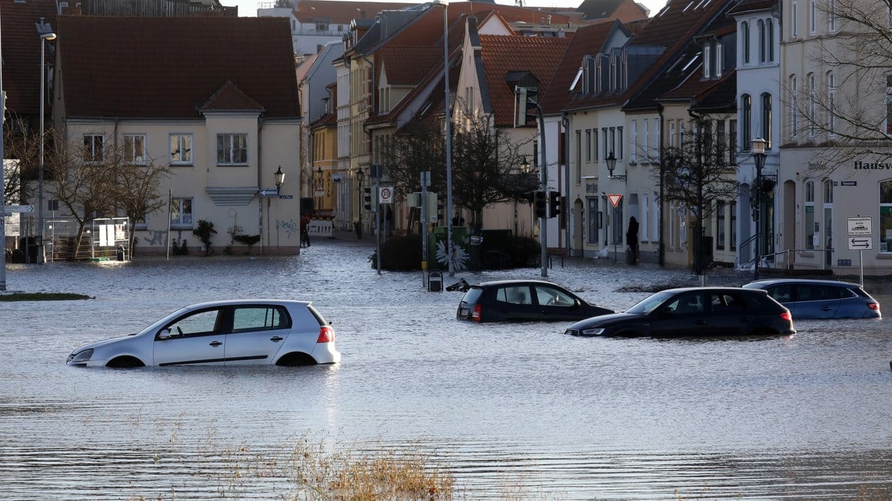 Die Sturmflut ist am Hafen von Wismar über die Kaimauern getreten und dabei mehrere Autos unter Wasser gesetzt.