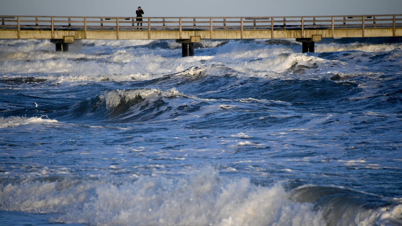 Wellen schlagen an die Seebrücke am Schönberger Strand.