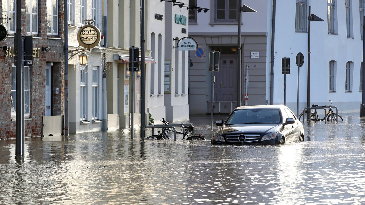 Hochwasser in Lübeck: Ein Fahrzeug steht bei einer Sturmflut im Wasser der Trave.