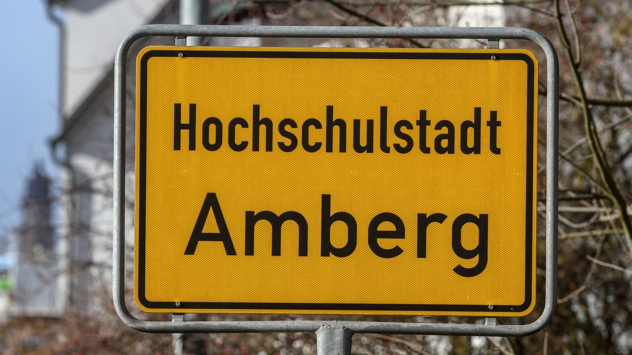 Vier junge Asylbewerber haben in Amberg in der Oberpfalz wahllos Passanten geschlagen und damit eine Debatte über Gewalt von Flüchtlingen ausgelöst.