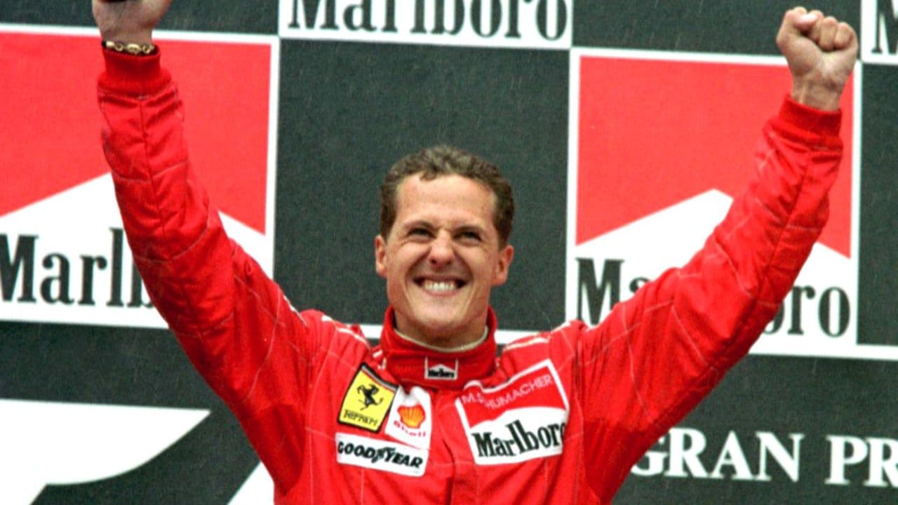Michael Schumacher in Siegerpose nach seinem Sieg für Ferrari beim Großen Preis von Spanien 1996.