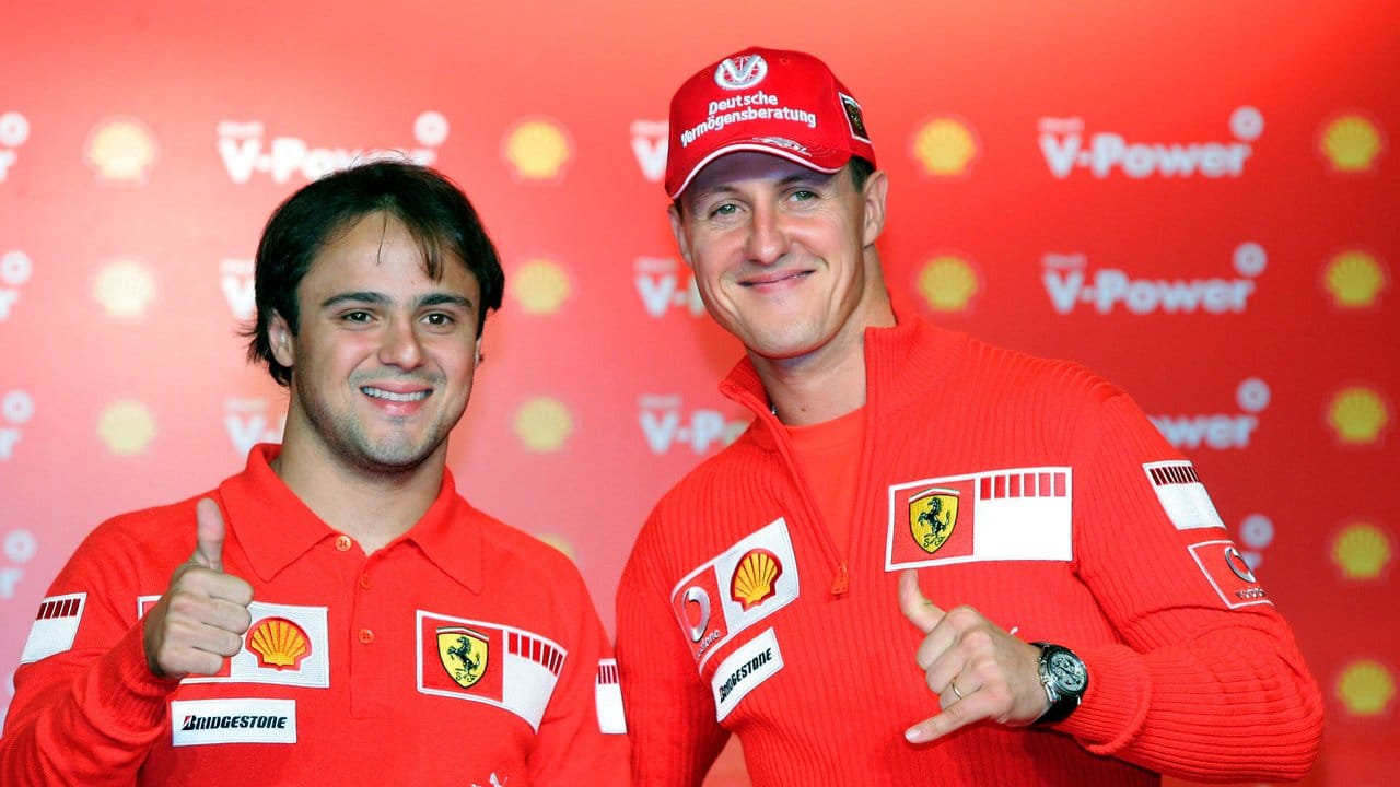 Der deutsche Formel-1-Pilot Michael Schumacher (r) und sein brasilianischer Teamkollege Felipe Massa 2006 in Sao Paulo.