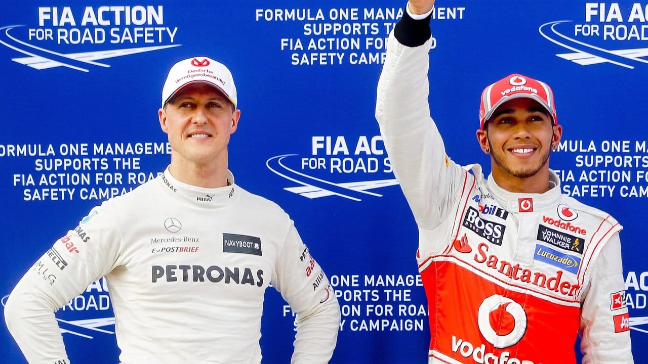 Michael Schumacher (l) und der Brite Lewis Hamilton nach dem Qualifying in Kuala Lumpur 2012.