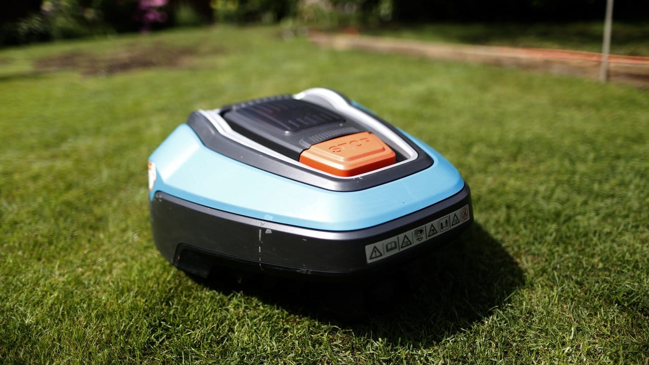 Der Rasenroboter gehört zu den beliebtesten smarten Gartengeräten im Handel.